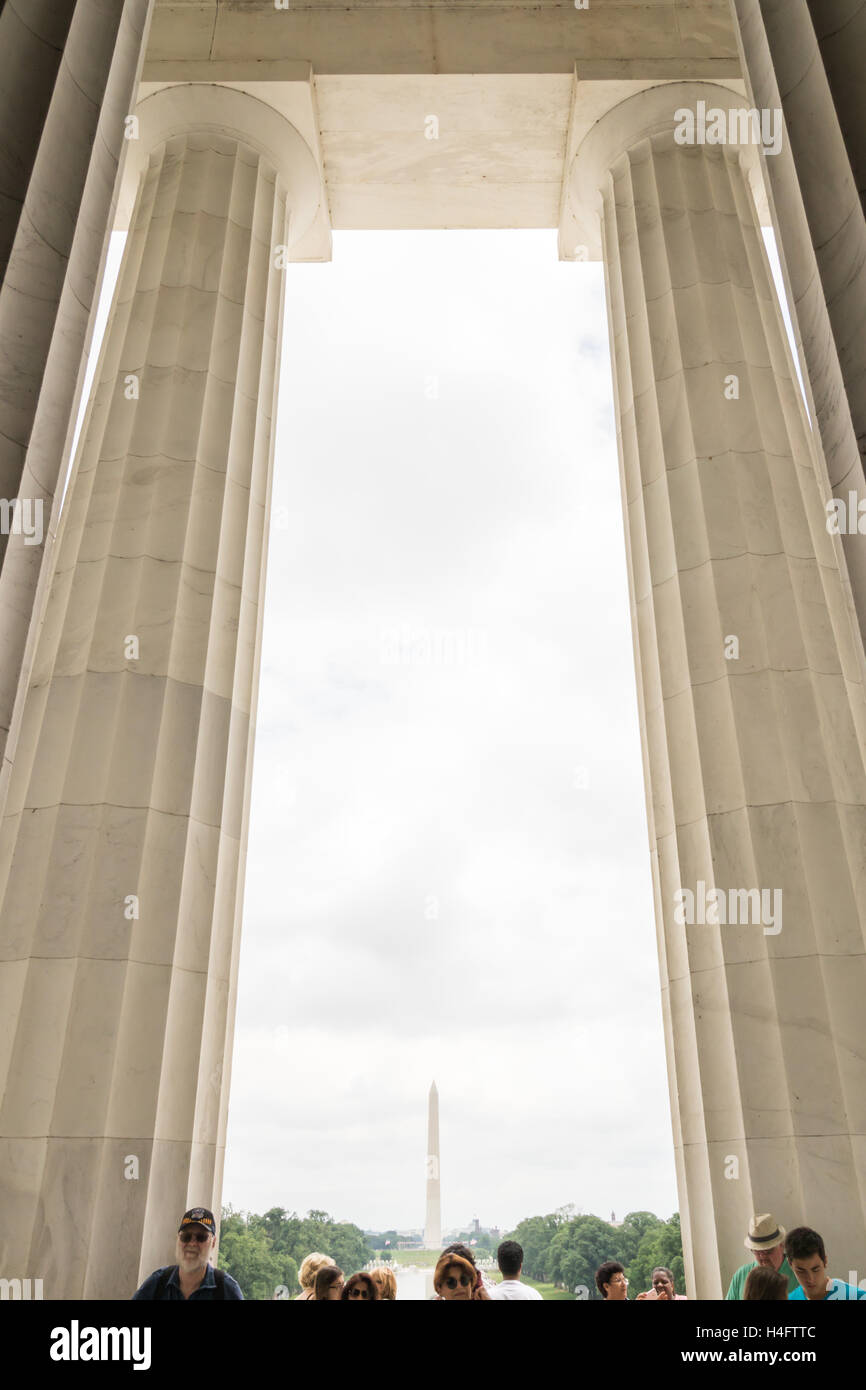 Blick nach oben der Spalten in das Lincoln Memorial mit Touristen und das Washington Monument in der Ferne Stockfoto