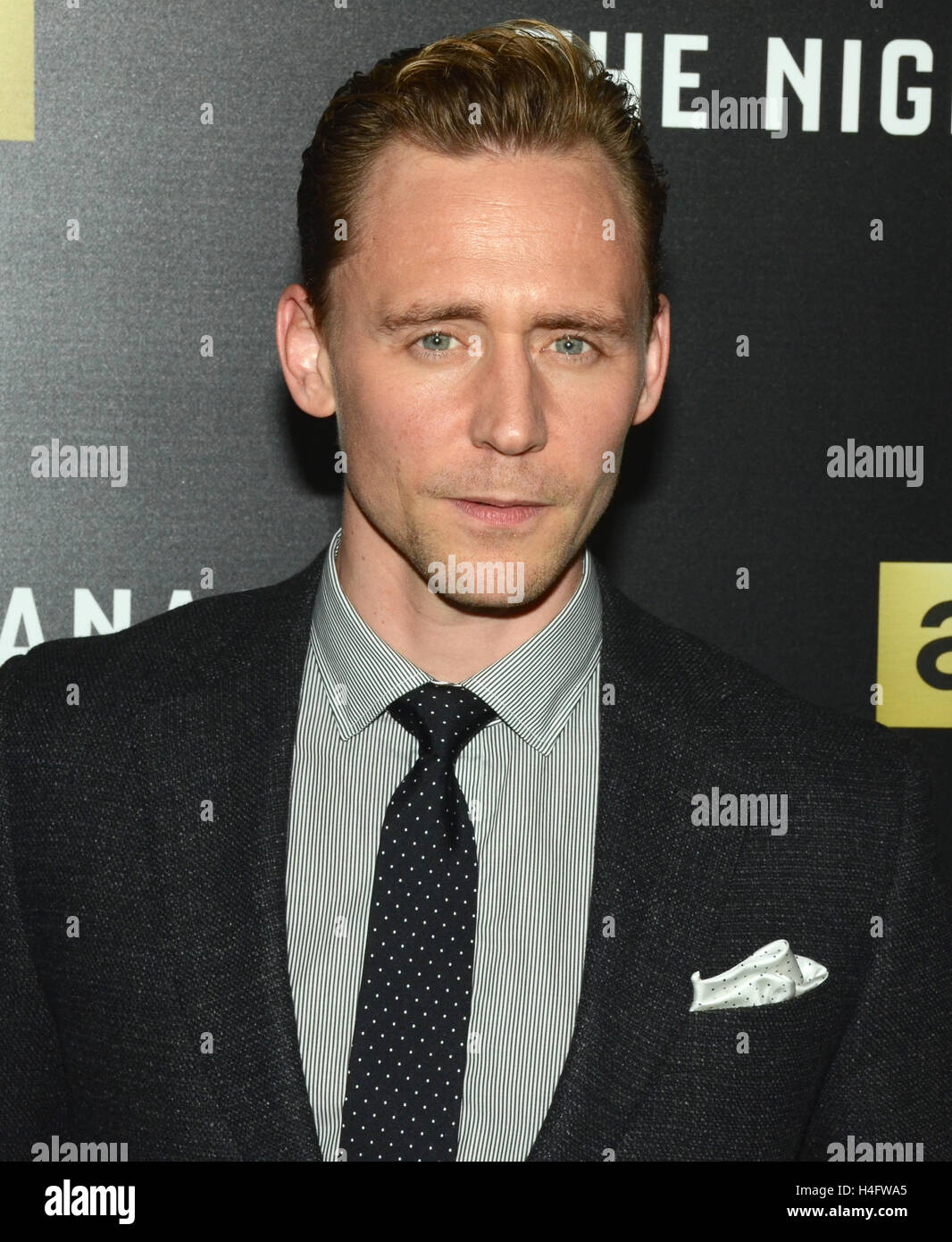 Tom Hiddleston kommt für die Premiere von AMC "The Night Manager" im DGA Theater am 5. April 2016 in Los Angeles, Kalifornien statt. Stockfoto