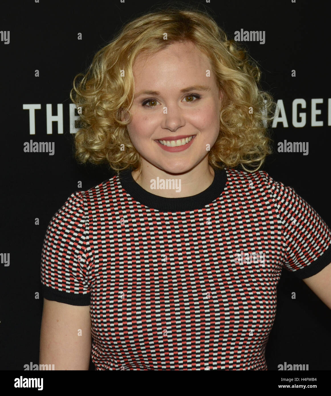 Alison Pill kommt für die Premiere von AMC "The Night Manager" im DGA Theater am 5. April 2016 in Los Angeles, Kalifornien statt. Stockfoto