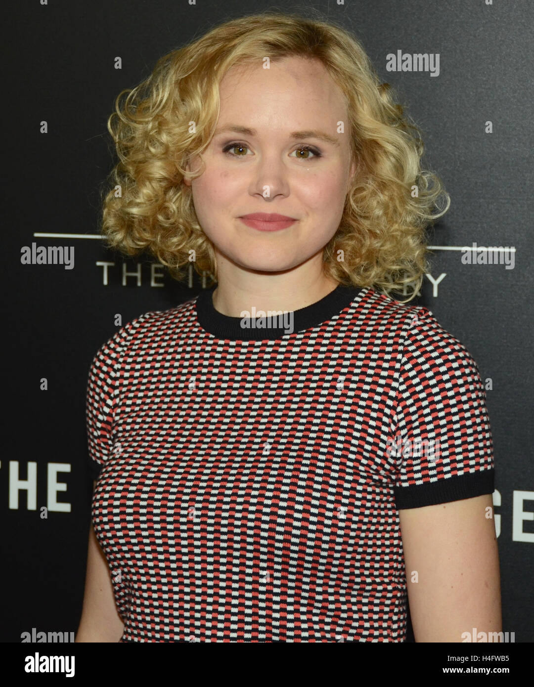 Alison Pill kommt für die Premiere von AMC "The Night Manager" im DGA Theater am 5. April 2016 in Los Angeles, Kalifornien statt. Stockfoto