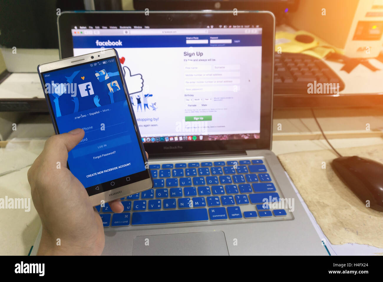 CHIANG MAI, THAILAND - 15. Oktober 2016: Close up Bildschirm in eine Mann Hand Screenshot des android-Gerät mit Sozialnetz serv Stockfoto