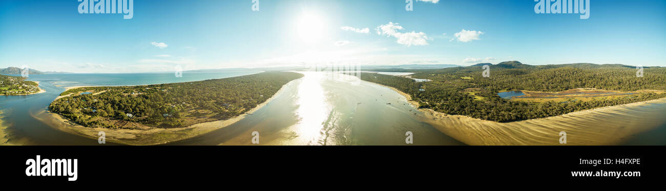 360 aerial Panorama Swanwick Bay und Umgebung, in der Nähe von Freycinet National Park, Tasmanien, Australien Stockfoto