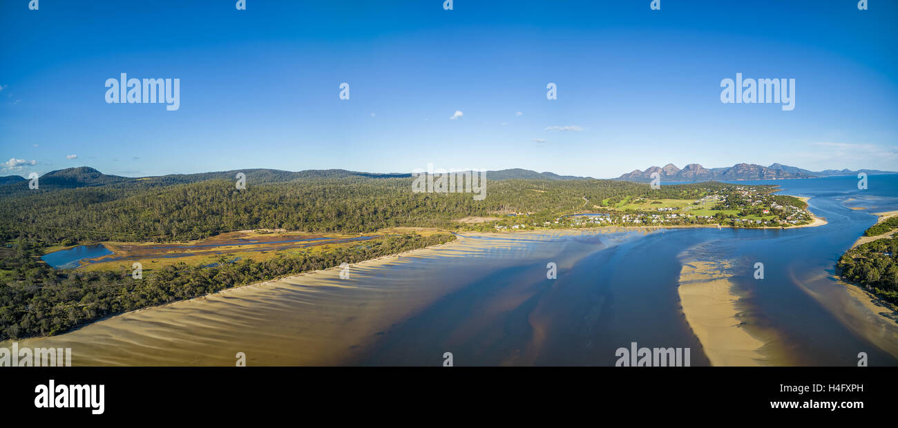 Aerial Panorama der Bergkette Coles Bay und die Gefahren. Freycinet National Park, Tasmanien, Australien Stockfoto