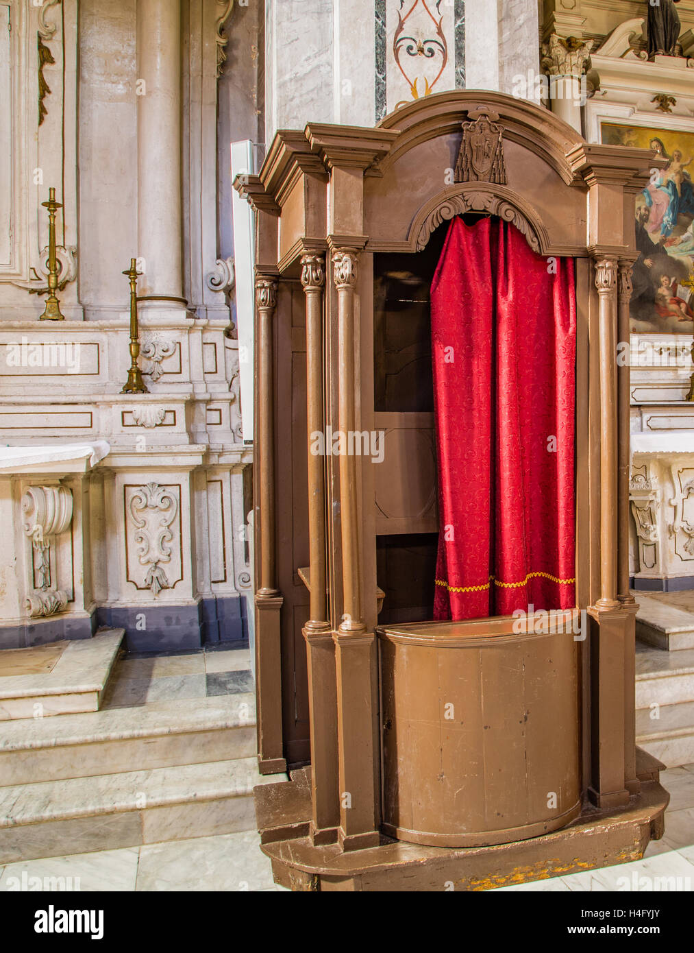 hölzernen Beichtstuhl in einer italienischen Kirche Stockfoto