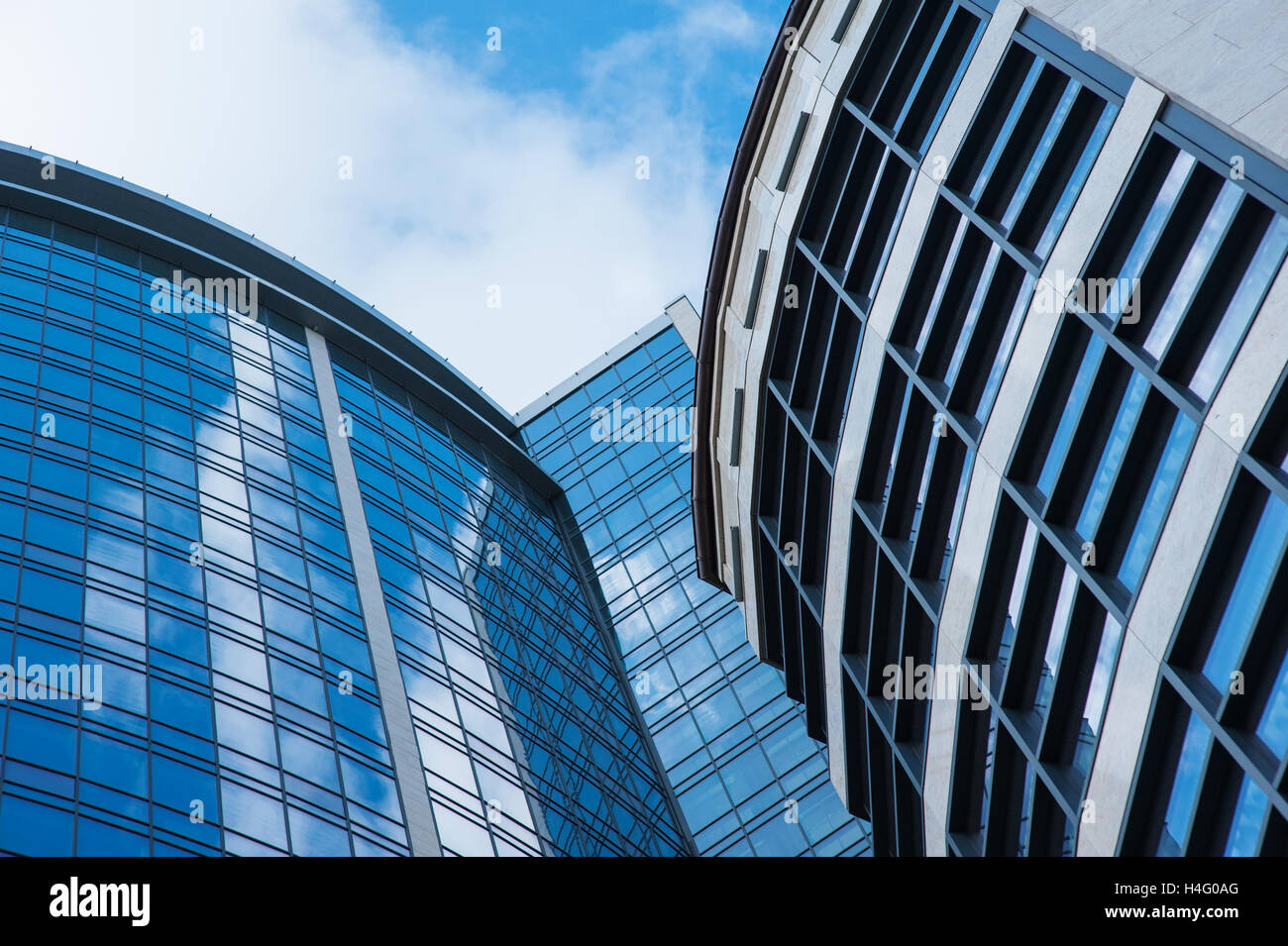 moderne Architektur Gebäude außen Hintergrund. Wolken Himmel Reflexion im Wolkenkratzer Stockfoto