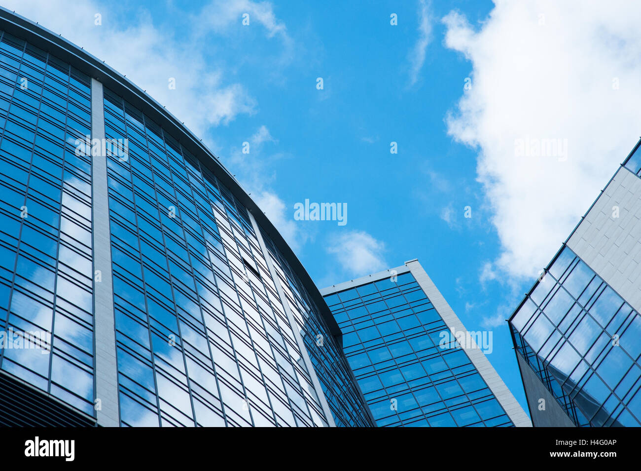 moderne Architektur Gebäude außen Hintergrund. Wolken Himmel Reflexion im Wolkenkratzer Stockfoto
