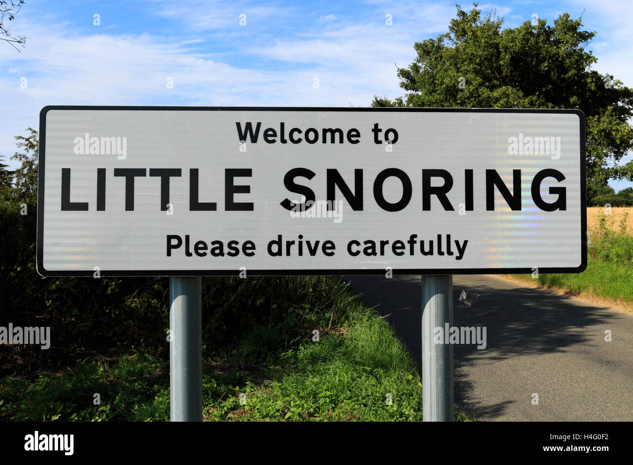 Zeichen Zeichen lustige Zeichen humorvoll Zeichen einem Dorf von kleinen Schnarchen North Norfolk England UK Stockfoto