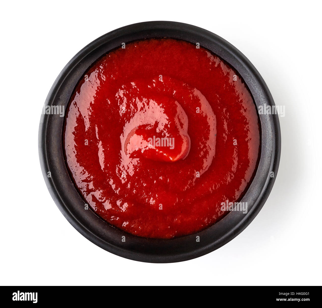 Schüssel mit Ketchup oder Tomaten sauce isolierten auf weißen Hintergrund, Ansicht von oben Stockfoto