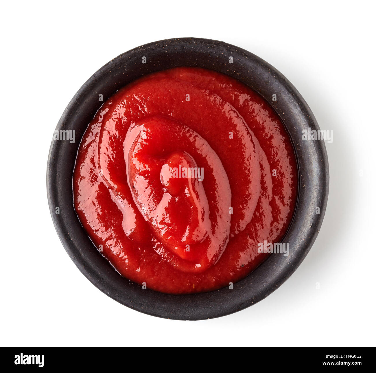 Schüssel mit Ketchup oder Tomaten sauce isolierten auf weißen Hintergrund, Ansicht von oben Stockfoto