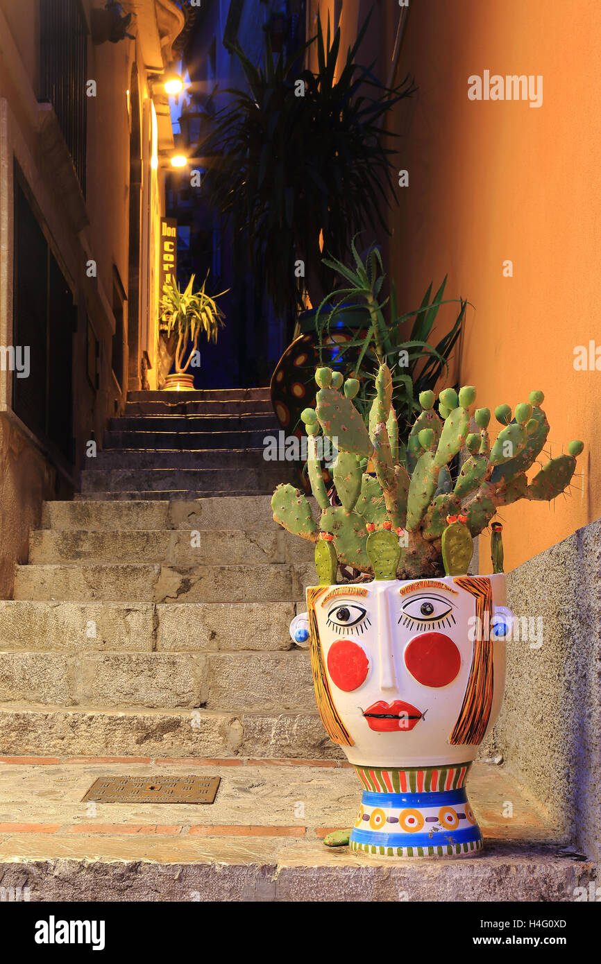 Straße in der Nacht in Taormina Stadt, Sizilien, Italien Stockfoto