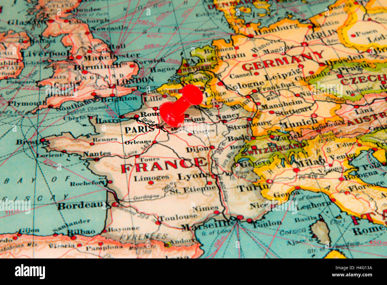 Paris, Frankreich auf Vintage Europakarte merken Stockfoto