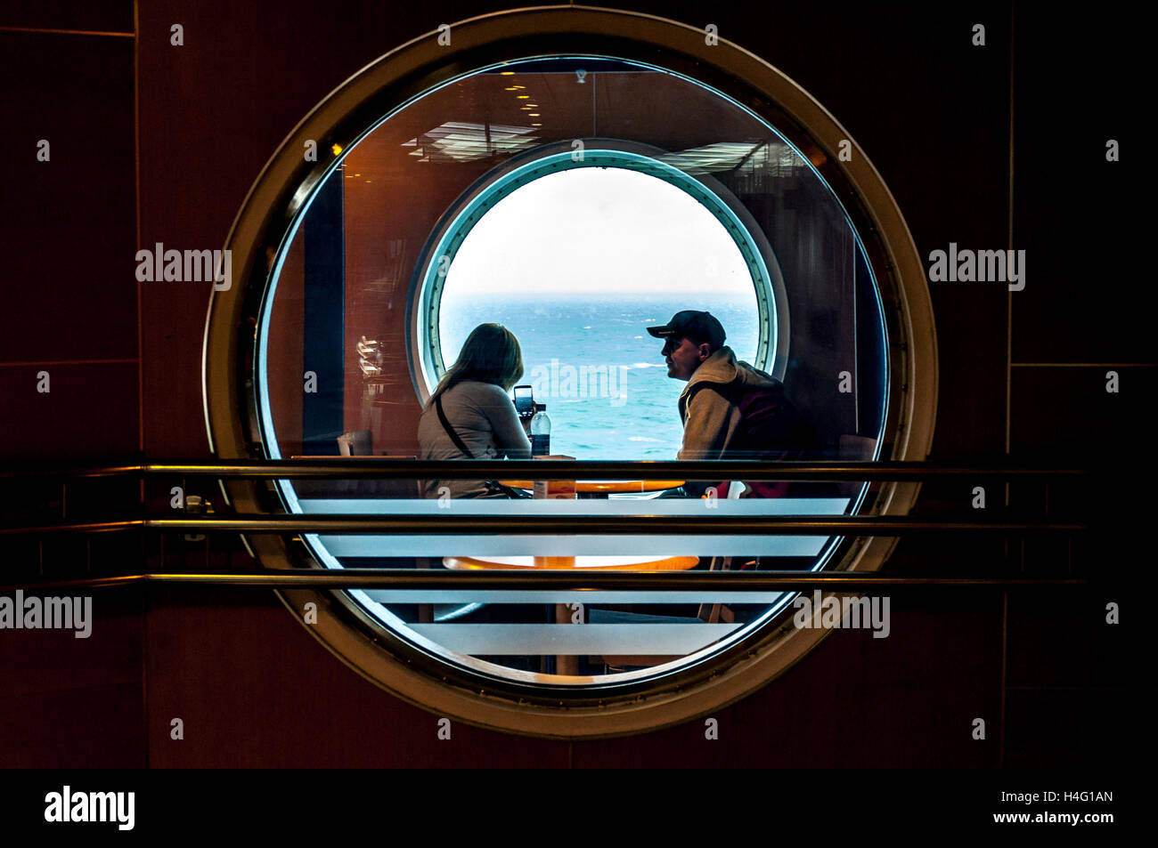 Passagiere auf eine DFDS cross Channel Fähre Schuss aber interne Typ Bullaugen Stockfoto