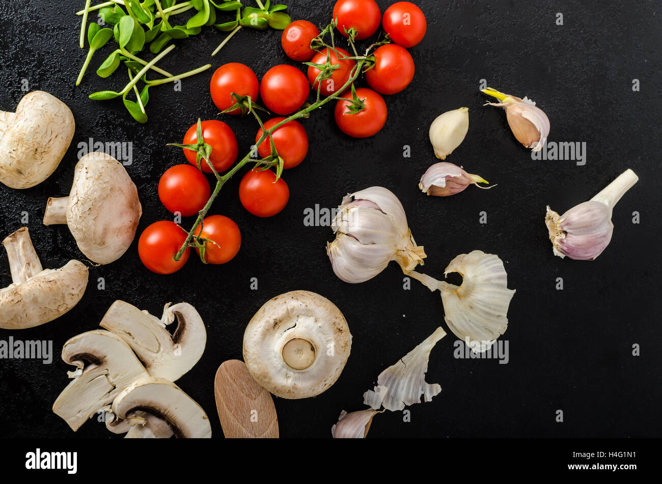 Bio-Knoblauch, Gewürze und Pilze aus dem Hausgarten, Olivenöl, einfache Zusammensetzung Stockfoto