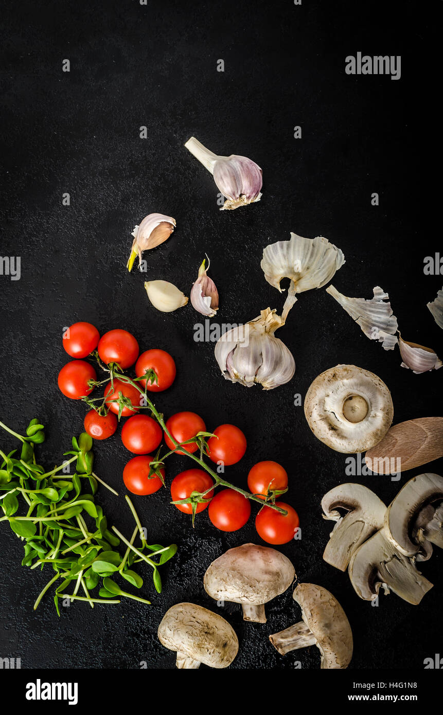 Bio-Knoblauch, Gewürze und Pilze aus dem Hausgarten, Olivenöl, einfache Zusammensetzung Stockfoto