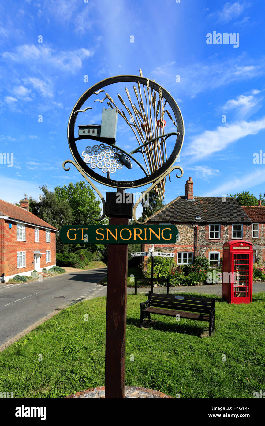 Sommer, grünen Ortsschild, große Schnarchen Village, North Norfolk; England; UK Stockfoto