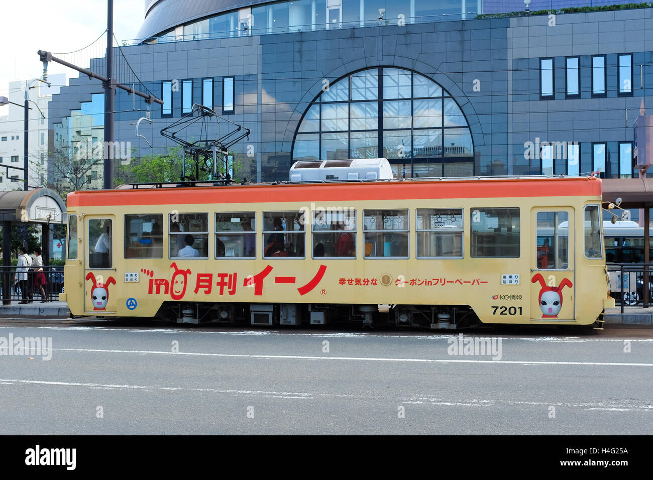 Eine funktionierende Straßenbahn in Okayama, Japan. Stockfoto