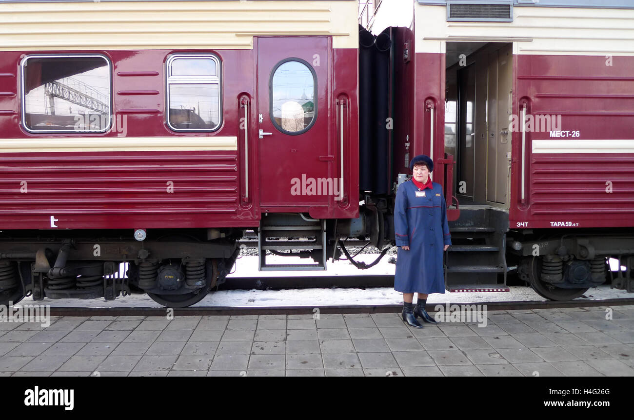 Ein Provodnitsa (Train Attendant) arbeitet an der Transsibirischen express. Stockfoto