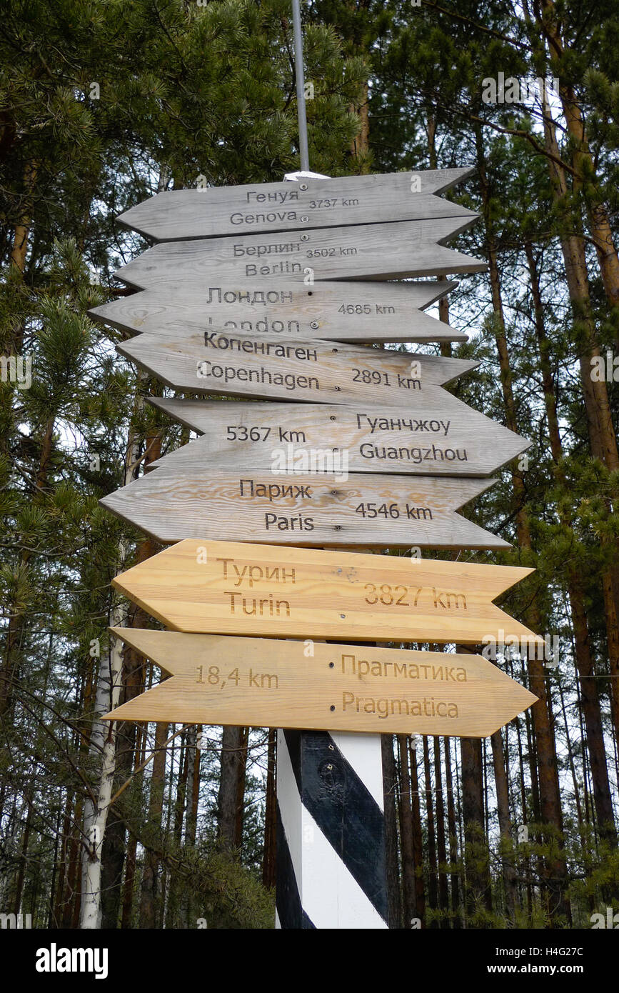 Ein Kilometer-Schild an der inoffiziellen Grenzpunkt zwischen Asien und Europa im Ural in Russland. Stockfoto
