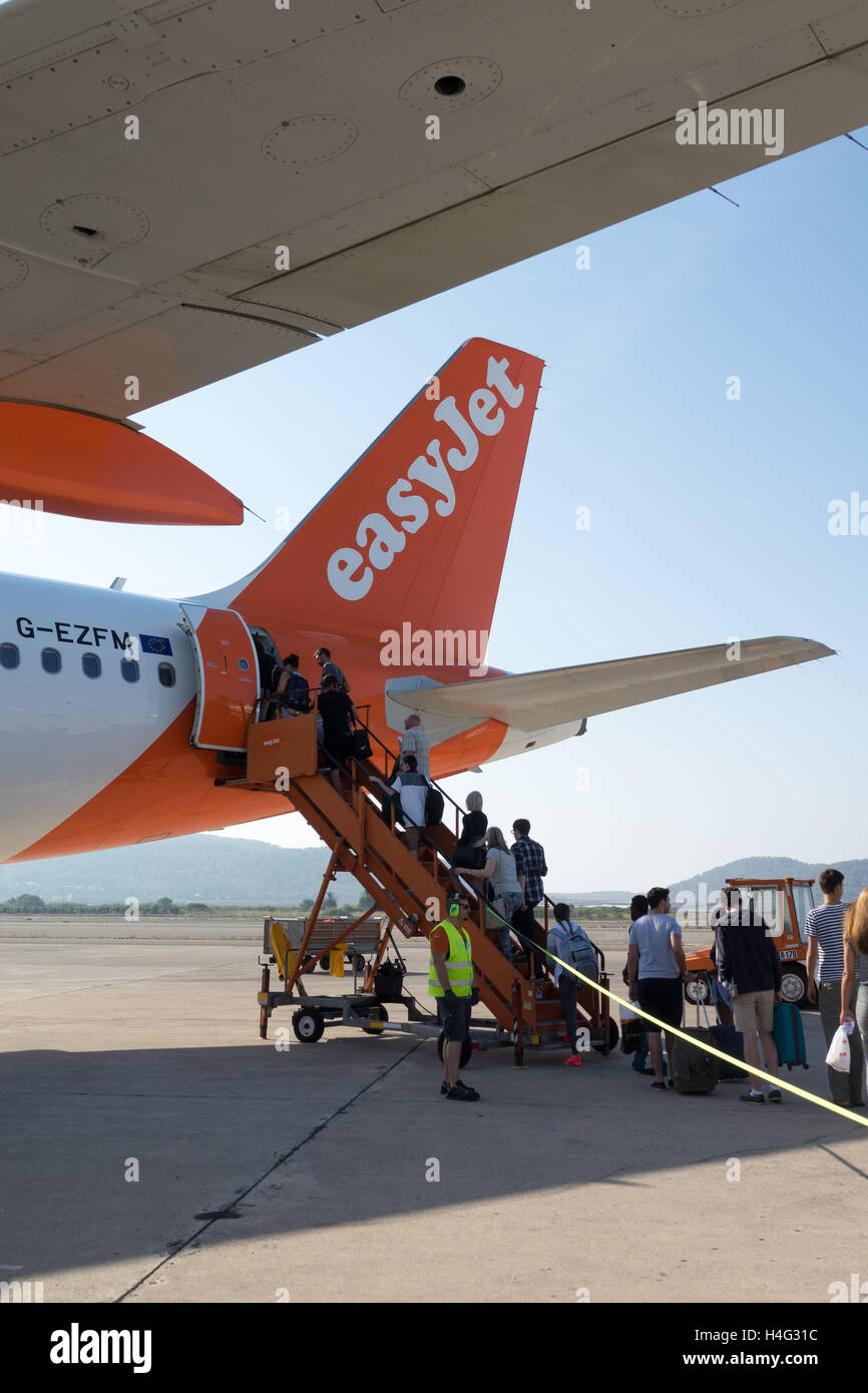 Urlauber, die einsteigen in eines Bereichs von EasyJet am Flughafen Ibiza, Spanien Stockfoto