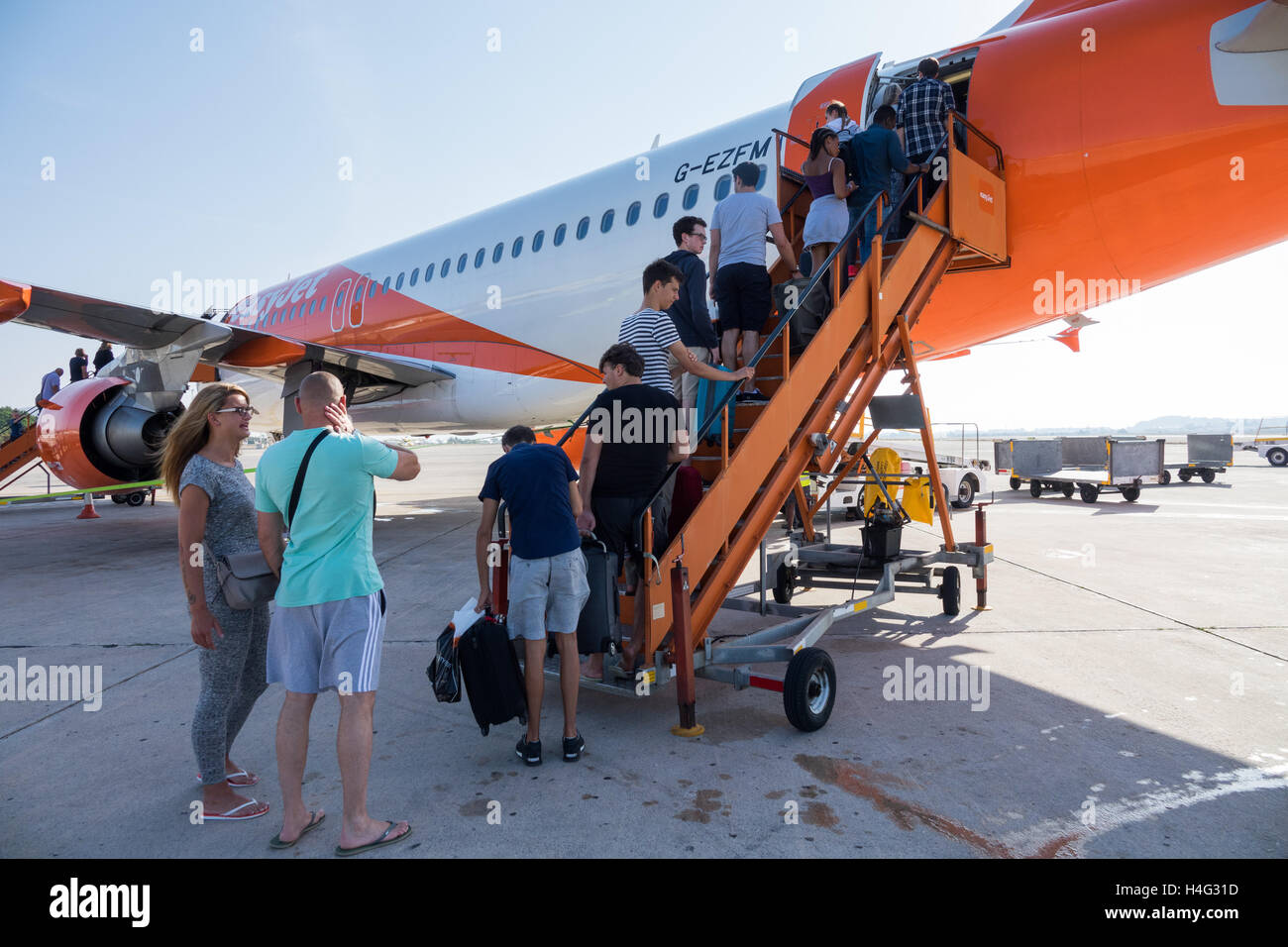 Urlauber, die einsteigen in eines Bereichs von EasyJet am Flughafen Ibiza, Spanien Stockfoto