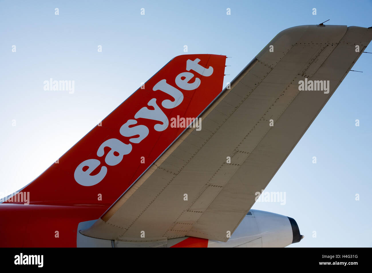 Urlauber, die einsteigen in eines Bereichs von EasyJet am Flughafen Ibiza, Spanien Stockfoto
