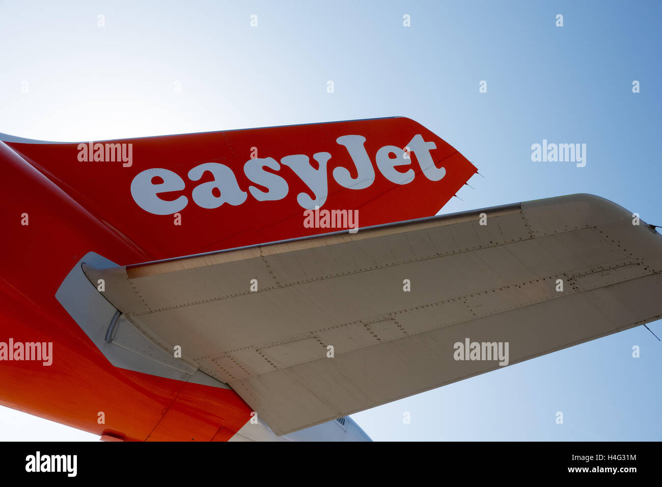 Urlauber, die einsteigen in eines Bereichs von EasyJet am Flughafen Ibiza, Spanien Stockfoto