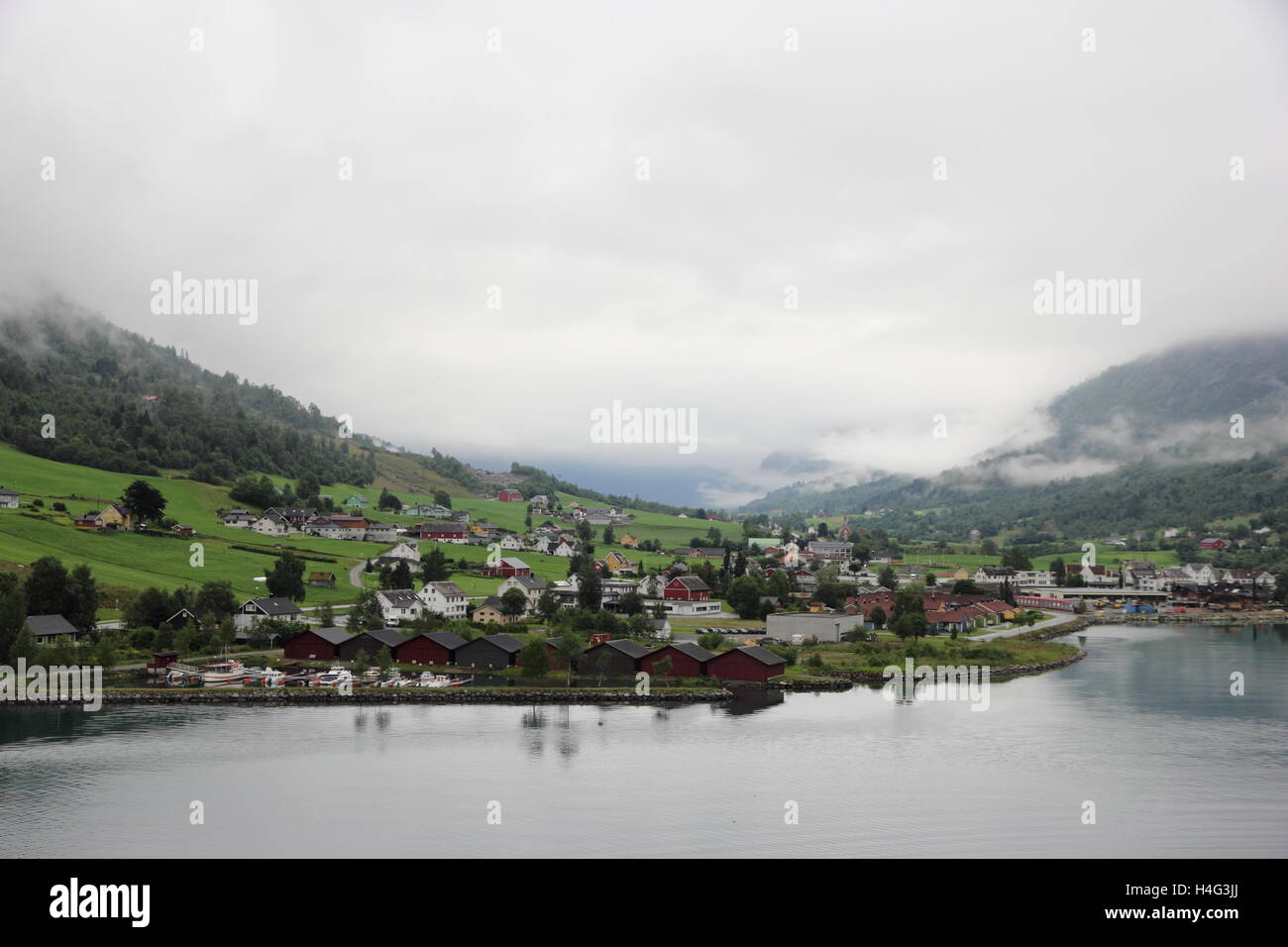 Kleine Norwegische Stadt Olden an der Spitze des Nordfjorden Stockfoto