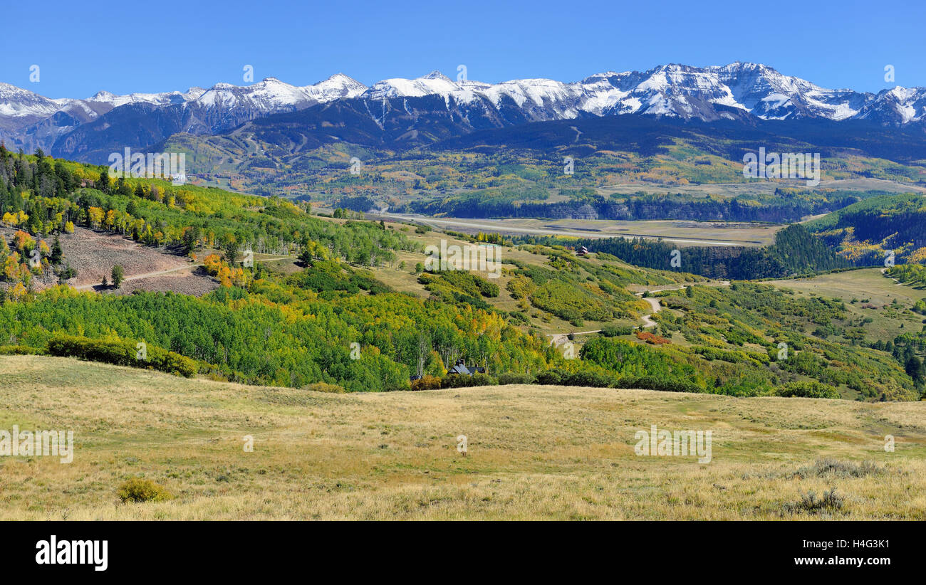 Berge mit bunten gelb, grün und rot Aspen Laub Saison letzten Dollar unterwegs in Colorado Stockfoto