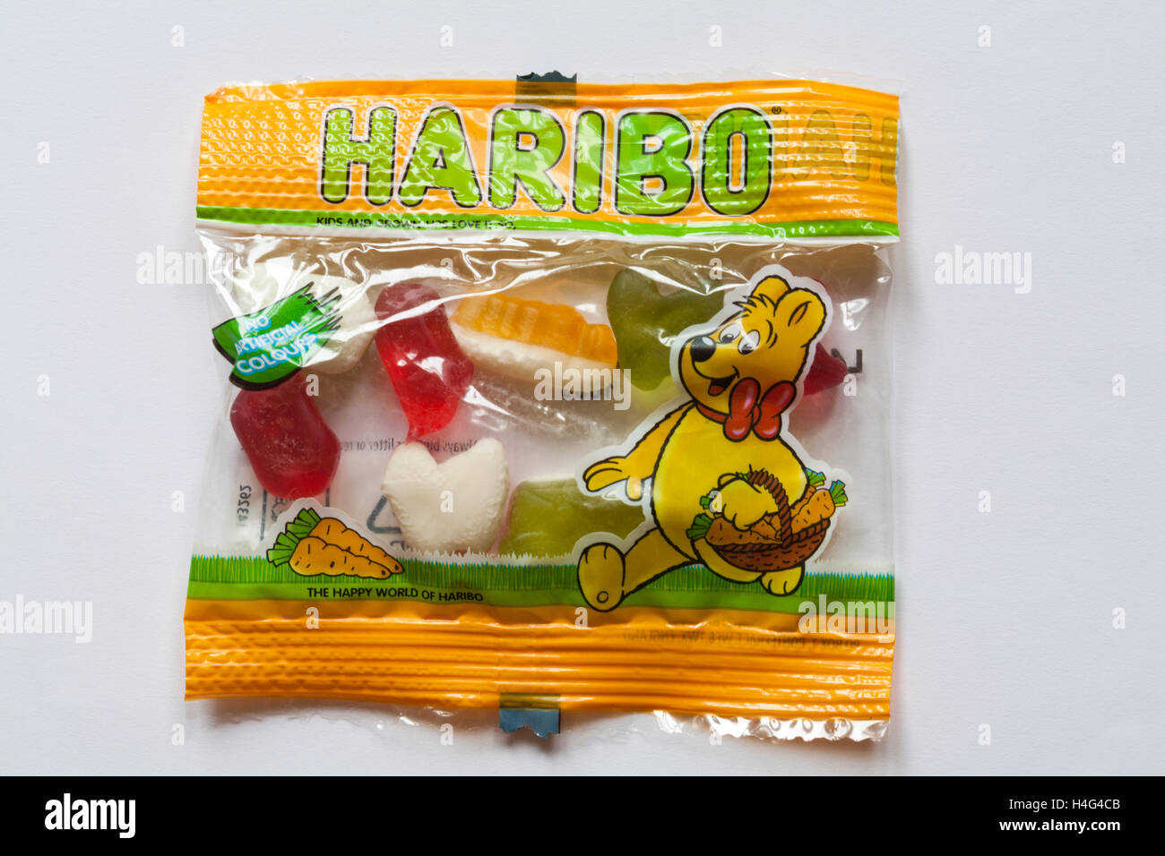 Paket von Haribo Ostern Spaß Mini Mix Bonbons zwitschernde Küken auf weißem Hintergrund - bereit für Ostern Stockfoto
