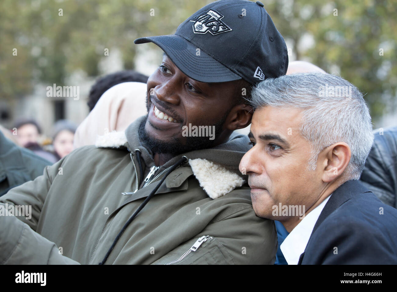 Trafalgar Square, UK. 15. Oktober 2016. Bürgermeister von London Sadiq Khan posiert für ein Selfie wie er Afrika auf dem Platz am Trafalgar Square besucht. Es feiert afrikanische Kunst und Kultur einschließlich Imbissbuden, einen afrikanischen Markt und Modenschau. Dies wird organisiert von The Mayor of London im Rahmen des Black History Monat Credit: Keith Larby/Alamy Live News Stockfoto