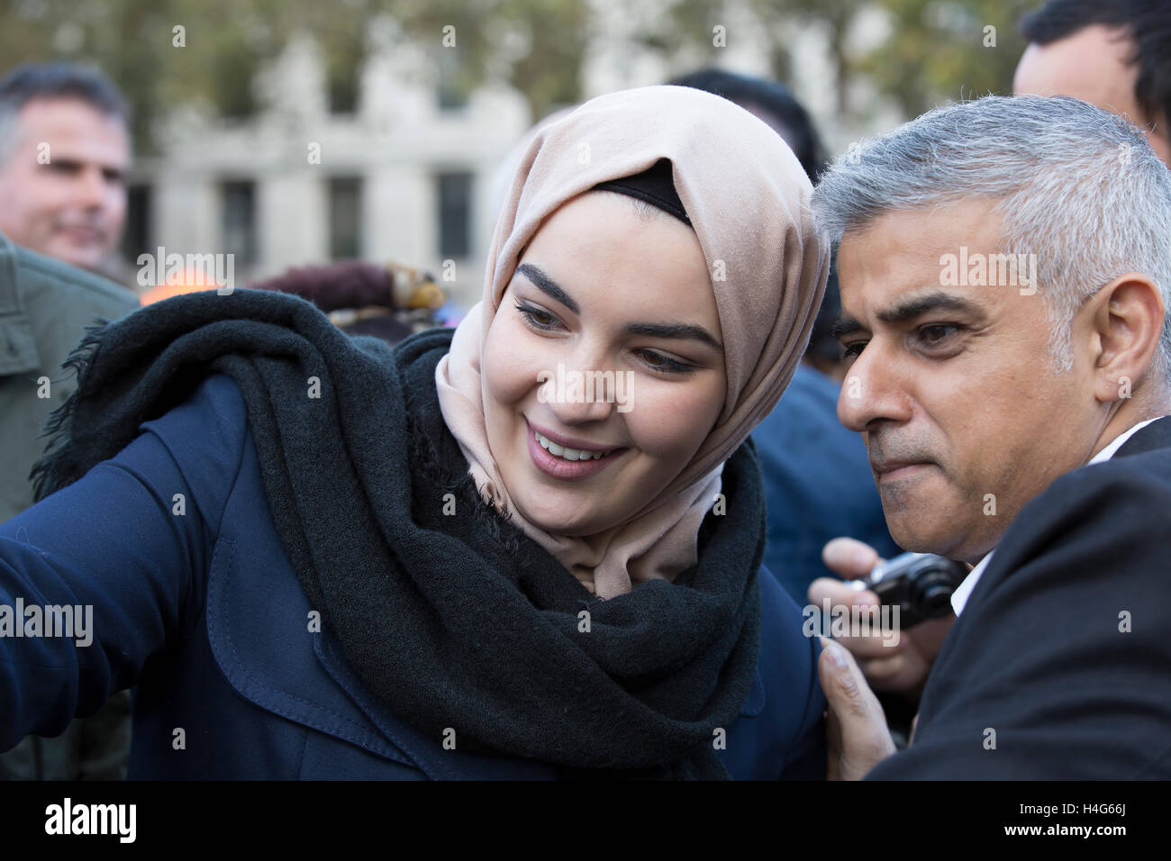 Trafalgar Square, UK. 15. Oktober 2016. Bürgermeister von London Sadiq Khan posiert für ein Selfie wie er Afrika auf dem Platz am Trafalgar Square besucht. Es feiert afrikanische Kunst und Kultur einschließlich Imbissbuden, einen afrikanischen Markt und Modenschau. Dies wird organisiert von The Mayor of London im Rahmen des Black History Monat Credit: Keith Larby/Alamy Live News Stockfoto