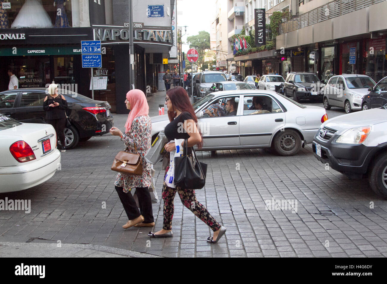 Beirut, Libanon. 15. Oktober 2016. Beirut Hamra Street einmal bekannt als kulturelle Epizentrum von Beirut, die einen guten als Treffpunkt Ruf für arabische Intellektuelle und die Gegner der offiziellen arabischen diktatorische Systeme, die Heimat von libanesischen und arabischen Journalisten wurde, Politikern und Künstlern hat Disspareared. Als libanesische Konsummuster zu verändern, anstatt Cafés catering für intellektuelle, übernahm Fastfood-Cafés, die Bedürfnisse der einen abnehmenden Lebensstandard und einem schnelleren Tempo des Lebens zu erfüllen. Bildnachweis: Amer Ghazzal/Alamy Live-Nachrichten Stockfoto