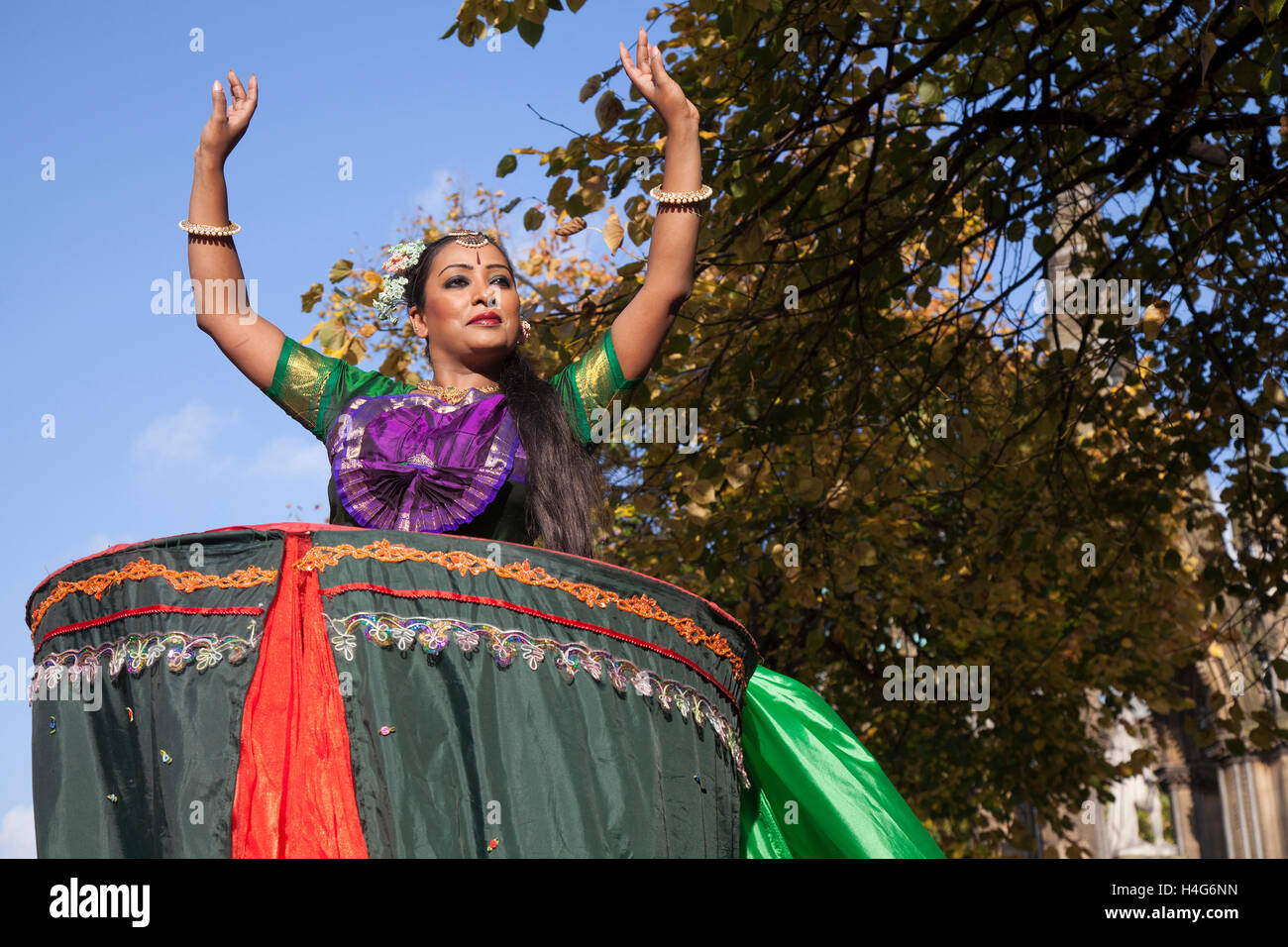 Südasiatische Kunstfeier, Tanzaufführungen in Manchester, Großbritannien. Oktober 2016.. Bheega Bheega als Sita bei der jährlichen Dashehra Diwali Mela 11. auf dem Albert Square. Dieses beliebte Fest fällt auf den 10.. Tag des zunehmenden Mondes während des Hindu-Monats Ashvin (um September oder Oktober). Lord RAM, der Held des großen Hindu-Epos Ramayan, tötete den 10-köpfigen Dämonenkönig Ravan, der die Frau von Lord RAM, Sita, entführt hatte. Es wird angenommen, dass der Bruder von Lord RAM, Lakshman, zusammen mit einer Armee von Affen, eine kolossale Schlacht geführt hat, die 10 Tage dauerte. Lord RAM tötete den bösen Ravan am 10.. Tag. Stockfoto