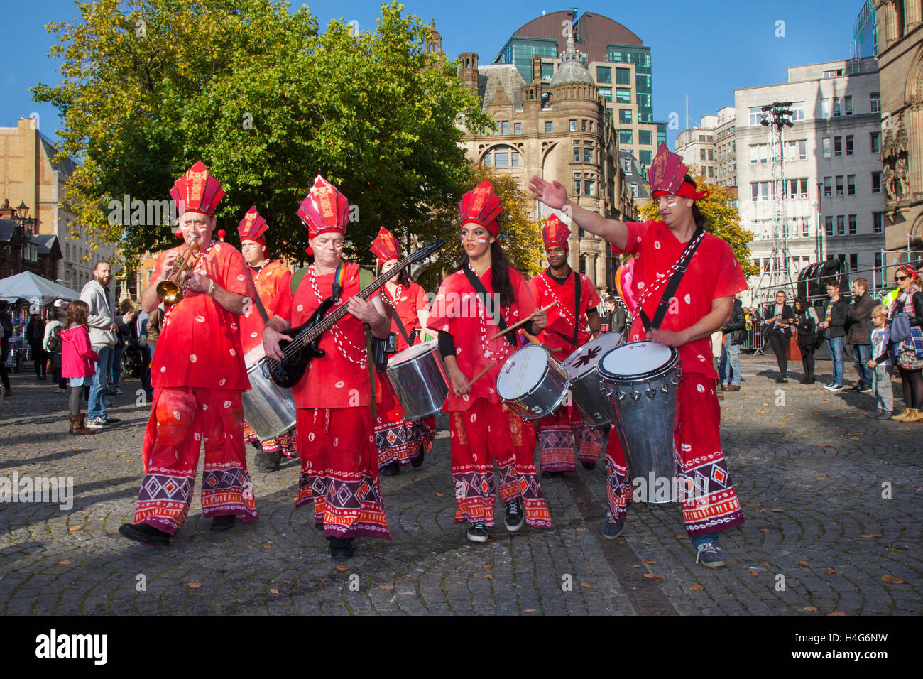 Manchester, UK.   15. Oktober 2016. Die 11. jährliche Dashehra Diwali Mela statt in Albert Square. Dieser äußerst beliebte Festival fällt am 10. Tag des zunehmenden Mondes im hinduistischen Monat Ashvin (etwa im September oder Oktober).  An diesem Tag, Lord Ram, tötete der Held des großen hinduistischen Epos, Ramayan, der 10-köpfigen Dämonenkönig Ravan, die Lord Ram Frau Sita entführt hatte. Es wird vermutet, dass Lord Ram Bruder Lakshman, zusammen mit einer Armee von Affen, eine gewaltige Schlacht kämpfte, die 10 Tage gedauert. Lord Ram getötet die bösen Ravan am 10. Tag. Bildnachweis: MediaWorldImages/Alamy Live-Nachrichten Stockfoto