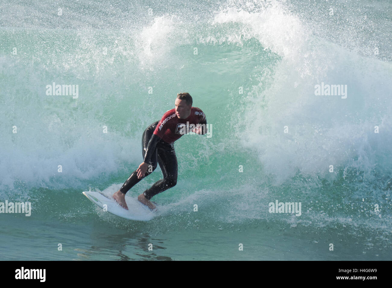 Schüler Surfen Teilnehmer konkurrieren in großen lichtdurchfluteten Wellen am Fistral Beach Newquay, Cornwall. Stockfoto