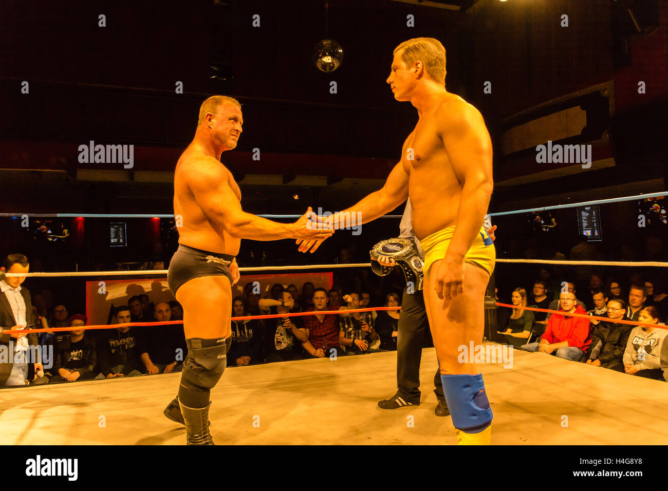 Kiel, Deutschland. 15. Oktober 2016. Ehemaligen TNA-Star Doug Williams gewinnt die maximale Meisterschaft von "Der oberste Schwede" Steinbolt Credit: Björn Deutschmann/Alamy Live News Stockfoto