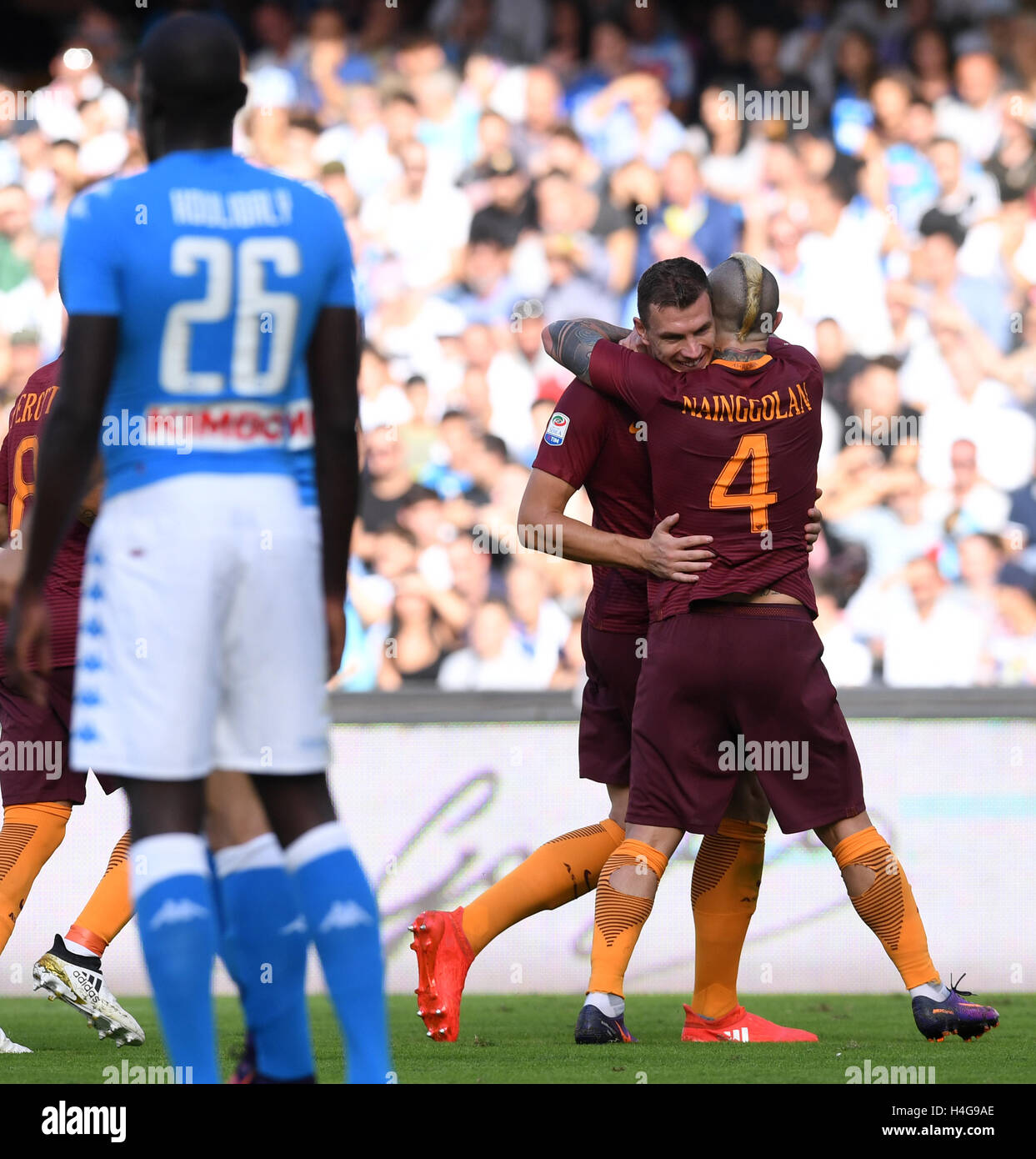 Neapel. 15. Oktober 2016. Roma Edin Dzeko (2. R) feiert mit Teamkollegen während der italienischen Serie A-Fußballspiels SSC Napoli gegen AS Roma am 15. Oktober 2016 in Neapel, Italien. Roma gewann 3: 1. © Alberto Lingria/Xinhua/Alamy Live-Nachrichten Stockfoto