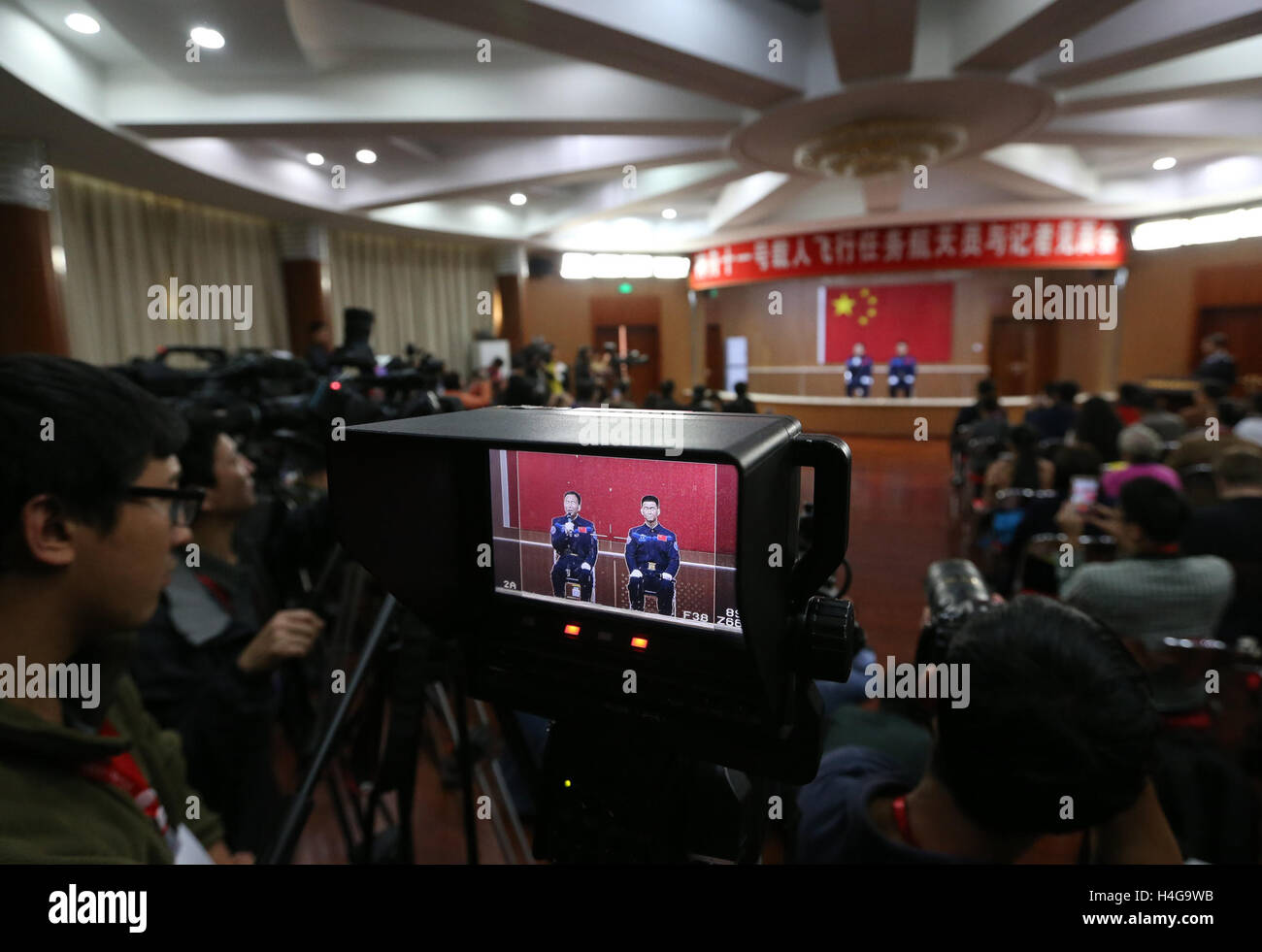 Jiuquan. 17. Oktober 2016. Chinesische Astronauten Jing Haipeng (L) und Chen Dong erfüllen die Medien auf einer Pressekonferenz an die Jiuquan Satellite Launch Center in Nordwestchina, 16. Oktober 2016. Die beiden männlichen Astronauten werden Shenzhou-11-Mission durchführen. Das Shenzhou-11 bemannte Raumschiff startet am 07:30 17. Oktober 2016 Peking-Zeit (GMT-Okt. 16 2330). © Li Gang/Xinhua/Alamy Live-Nachrichten Stockfoto