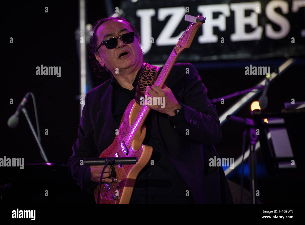 Shanghai, China. 15. Oktober 2016. Paul Shigihara der WDR Big Band Köln auf der Fluss Bühne auf dem Jz-Festival im Expo Park, Shanghai, China. Die Band Mission ist es, die Öffentlichkeit in North Rhine-Westphalia, Jazz und jazzverwandter Musik vorstellen.  D-Keith Brown/Alamy Live-Nachrichten Stockfoto