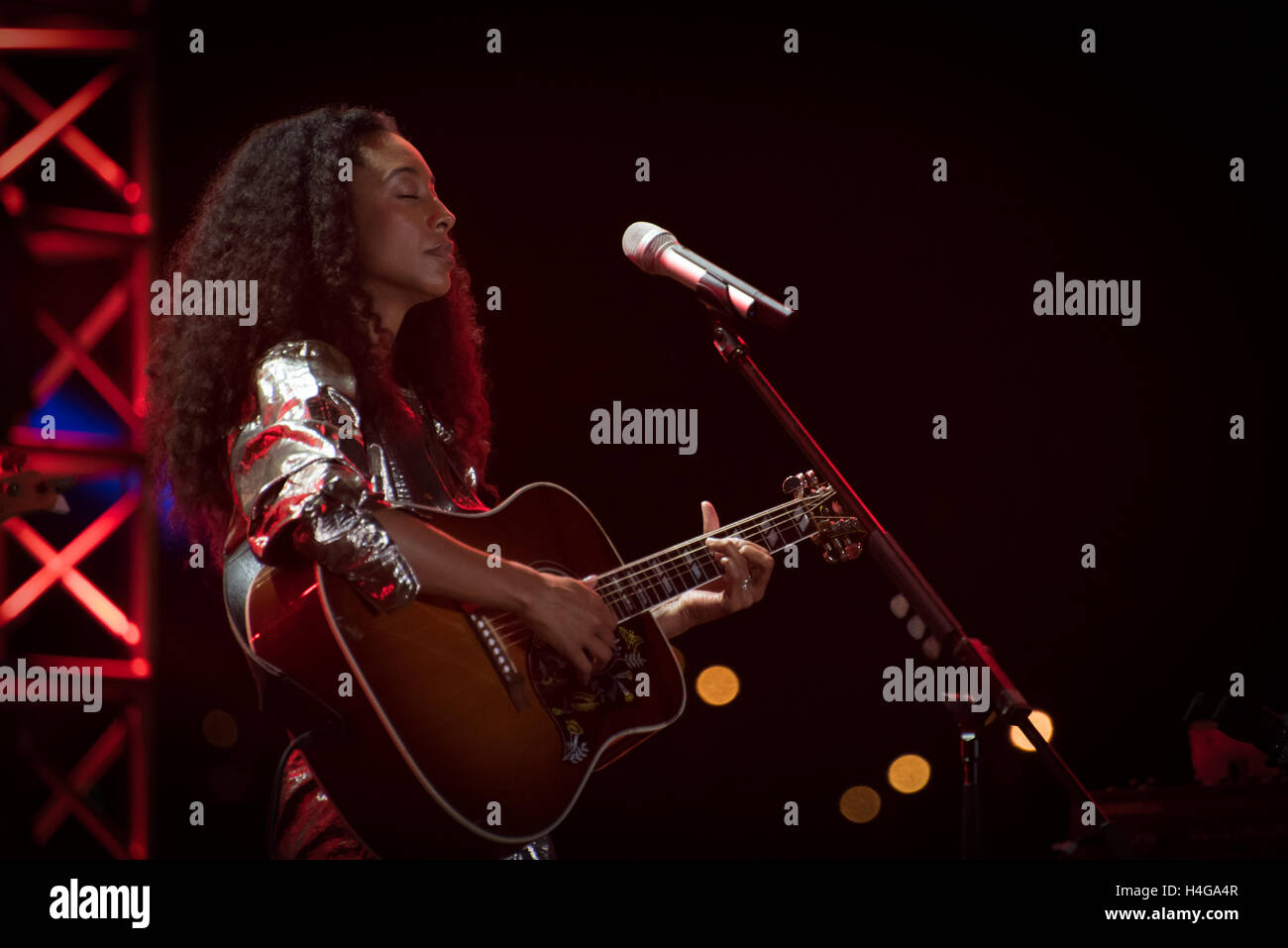 Shanghai, China. 15. Oktober 2016. Corinne Bailey Rae Durchführung auf der Fluss-Bühne während der Jz-Festival im Expo-Park in Shanghai, China. Ein britischer Sänger, Songwriter und Gitarrist aus Leeds, West Yorkshire, sie ist eine zweifache Grammy-Gewinner und hat mehr als 5 Millionen Alben verkauft. D-Keith Brown/Alamy Live-Nachrichten Stockfoto