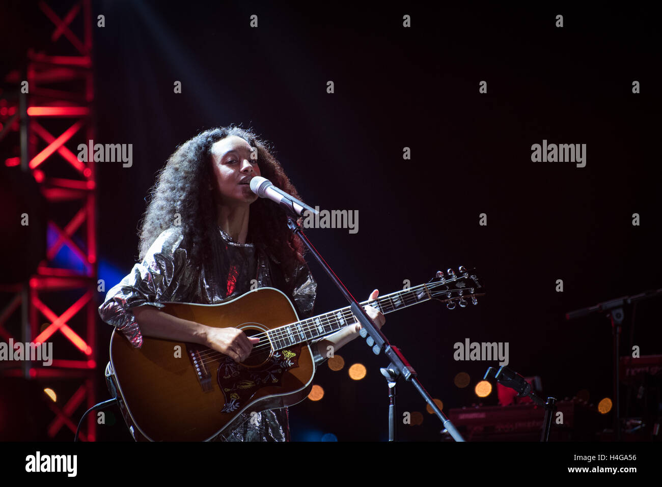 Shanghai, China. 15. Oktober 2016. Corinne Bailey Rae Durchführung auf der Fluss-Bühne während der Jz-Festival im Expo-Park in Shanghai, China. Ein britischer Sänger, Songwriter und Gitarrist aus Leeds, West Yorkshire, sie ist eine zweifache Grammy-Gewinner und hat mehr als 5 Millionen Alben verkauft. D-Keith Brown/Alamy Live-Nachrichten Stockfoto