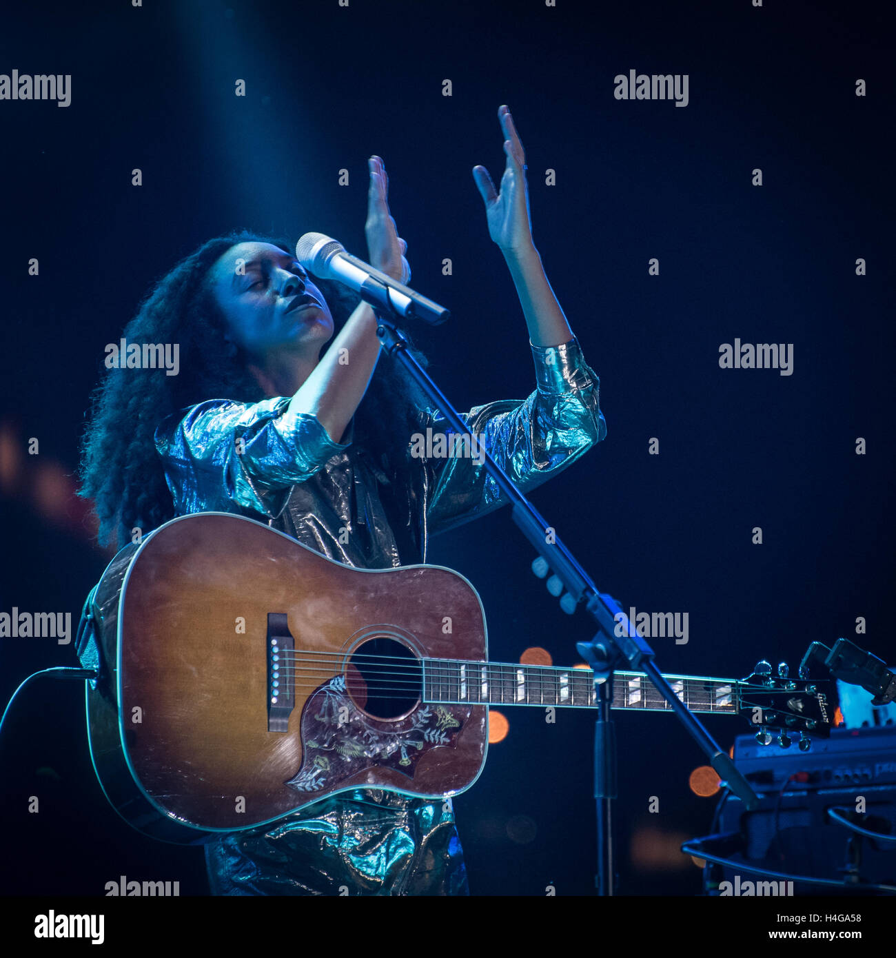 Shanghai, China. 15. Oktober 2016. Corinne Bailey Rae Durchführung auf der Fluss-Bühne während der Jz-Festival im Expo-Park in Shanghai, China. Ein britischer Sänger, Songwriter und Gitarrist aus Leeds, West Yorkshire, sie ist eine zweifache Grammy-Gewinner und hat mehr als 5 Millionen Alben verkauft. D-Keith Brown/Alamy Live-Nachrichten Stockfoto