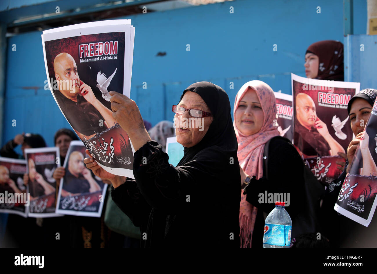 Gaza-Stadt, Gazastreifen, Palästinensische Gebiete. 16. Oktober 2016. Palästinenser halten Plakate von Mohammad El Halabi, World Vision-Manager für die im Gaza-Streifen, die von Israel, schleust Millionen von Dollar in Hilfsgelder für die Hamas, während einer Protestaktion in Solidarität mit El-Halabi, außerhalb der UNESCO-Hauptquartier in Gaza-Stadt am 16. Oktober 2016 beschuldigt wurde © Ashraf Amra/APA Bilder/ZUMA Draht/Alamy Live News Stockfoto