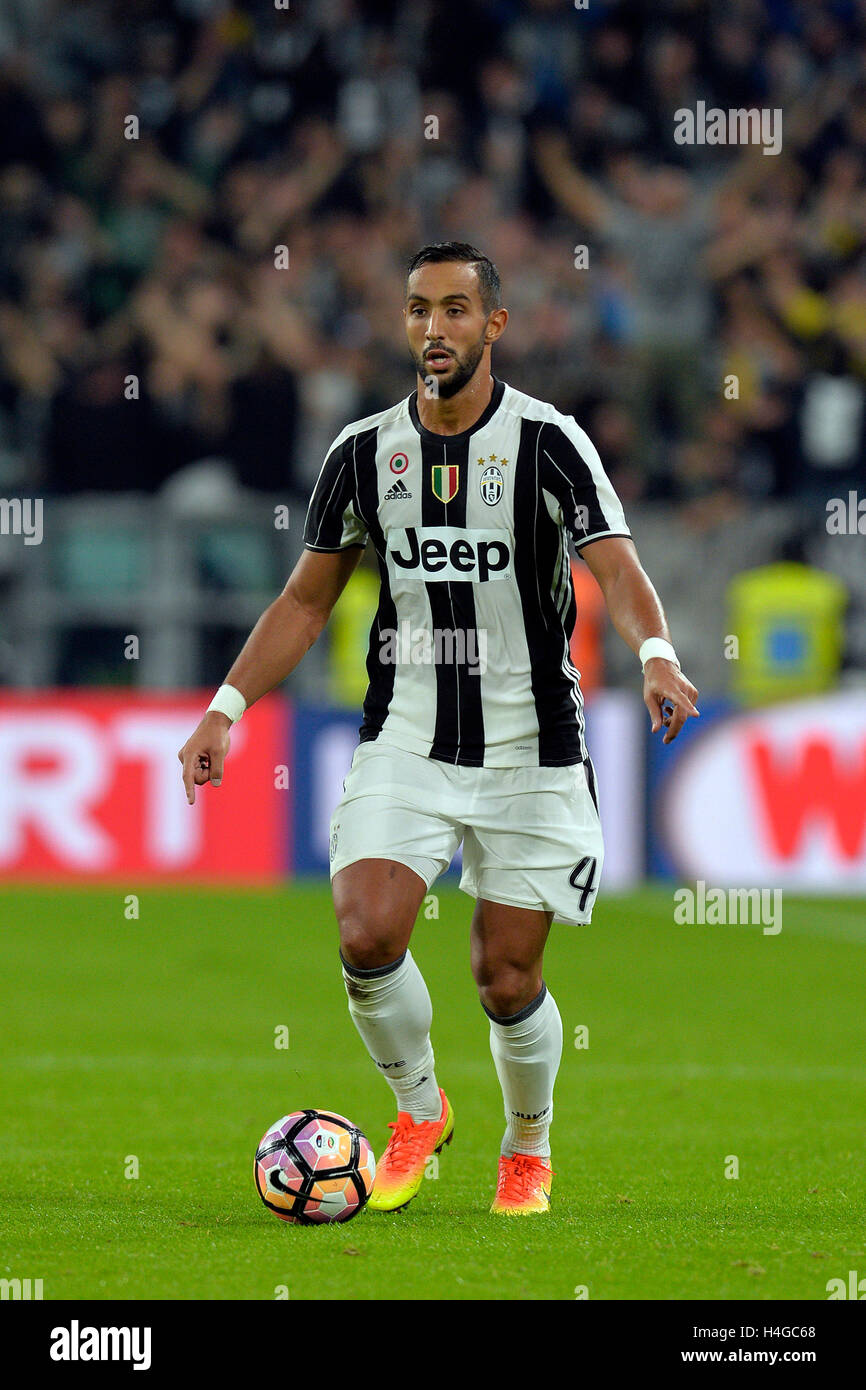 Juventus Stadium, Turin, Italien. 15. Oktober 2016. Serie A Fußball. Juventus Turin vs. Udinese. Medhi Benatia am ball © Action Plus Sport/Alamy Live News Stockfoto