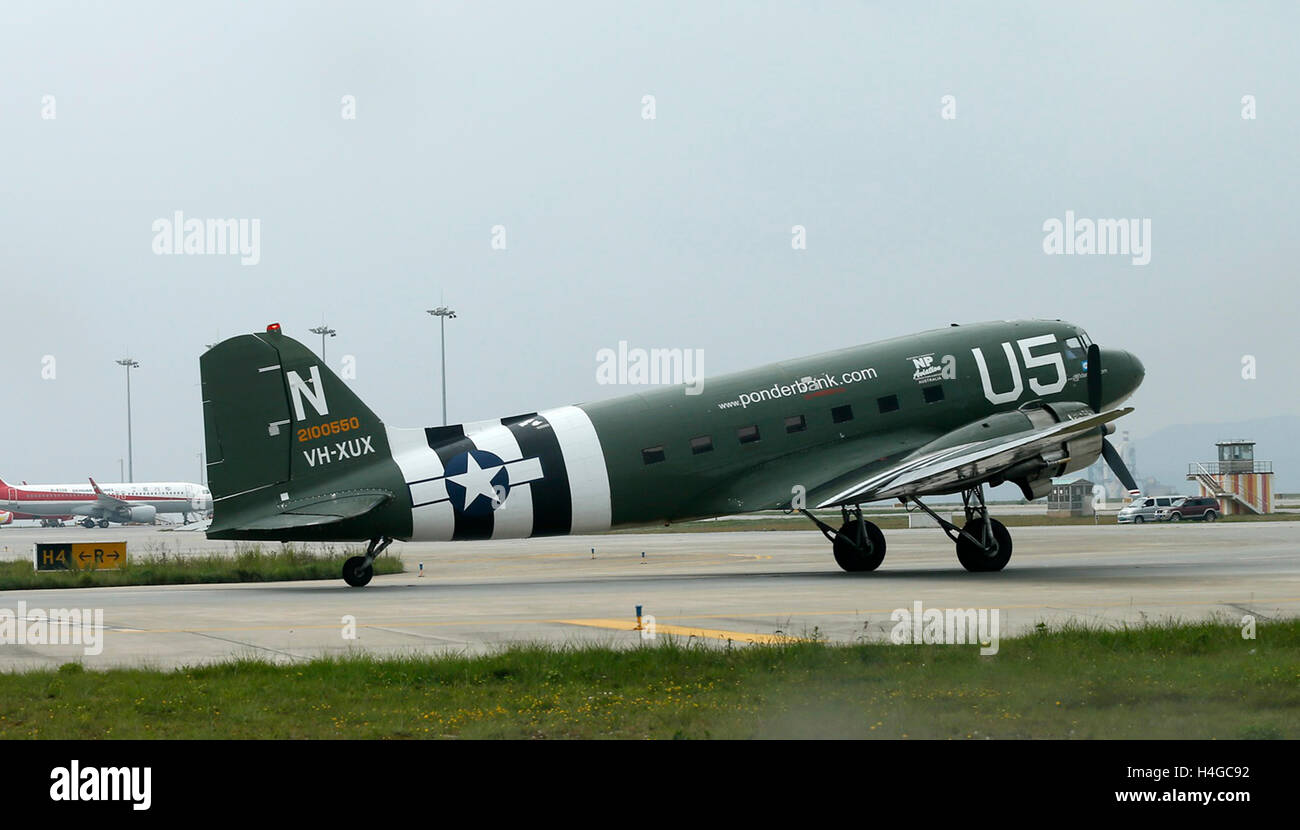 (161016)--KUNMING, 16. Oktober 2016 (Xinhua)--eine c-47 Flugzeuge machte im Jahr 1944 ist am Kunming Changshui International Airport, Hauptstadt der südwestlichen chinesischen Provinz Yunnan, 15. Oktober 2016 zu sehen. Die c-47 Abfahrt von Australien im August erfolgreich flog über "the Hump" Kunming am Samstag ankommen. Letzte Ruhestätte ist die fliegen-Tiger-Erbe-Park in Guilin, Süd-China Autonome Region Guangxi Zhuang, als eine historische Ausstellung. Der Buckel oder "Tod-Route" über die Berge des Himalaya wurde gemeinsam von China und den Vereinigten Staaten von 1942 bis 1945 zum militärischen transport betrieben. Stockfoto