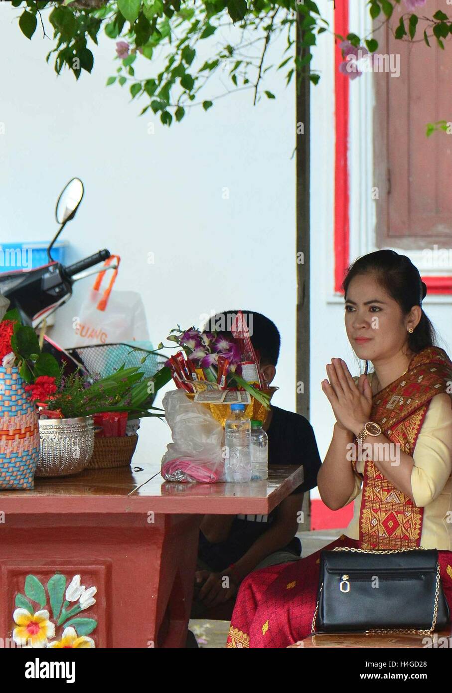 Vientiane, Laos. 16. Oktober 2016. Eine Frau betet während des Festivals Wan Ok Phansa im Nongta Tempel in Vientiane Hauptstadt von Laos, am 16. Oktober 2016. WAN Ok Phansa ist der letzte Tag der Begehung des Vassa. Es tritt im Oktober drei Mondmonate nach Wan Kao Pansa. © Liu Ailun/Xinhua/Alamy Live-Nachrichten Stockfoto