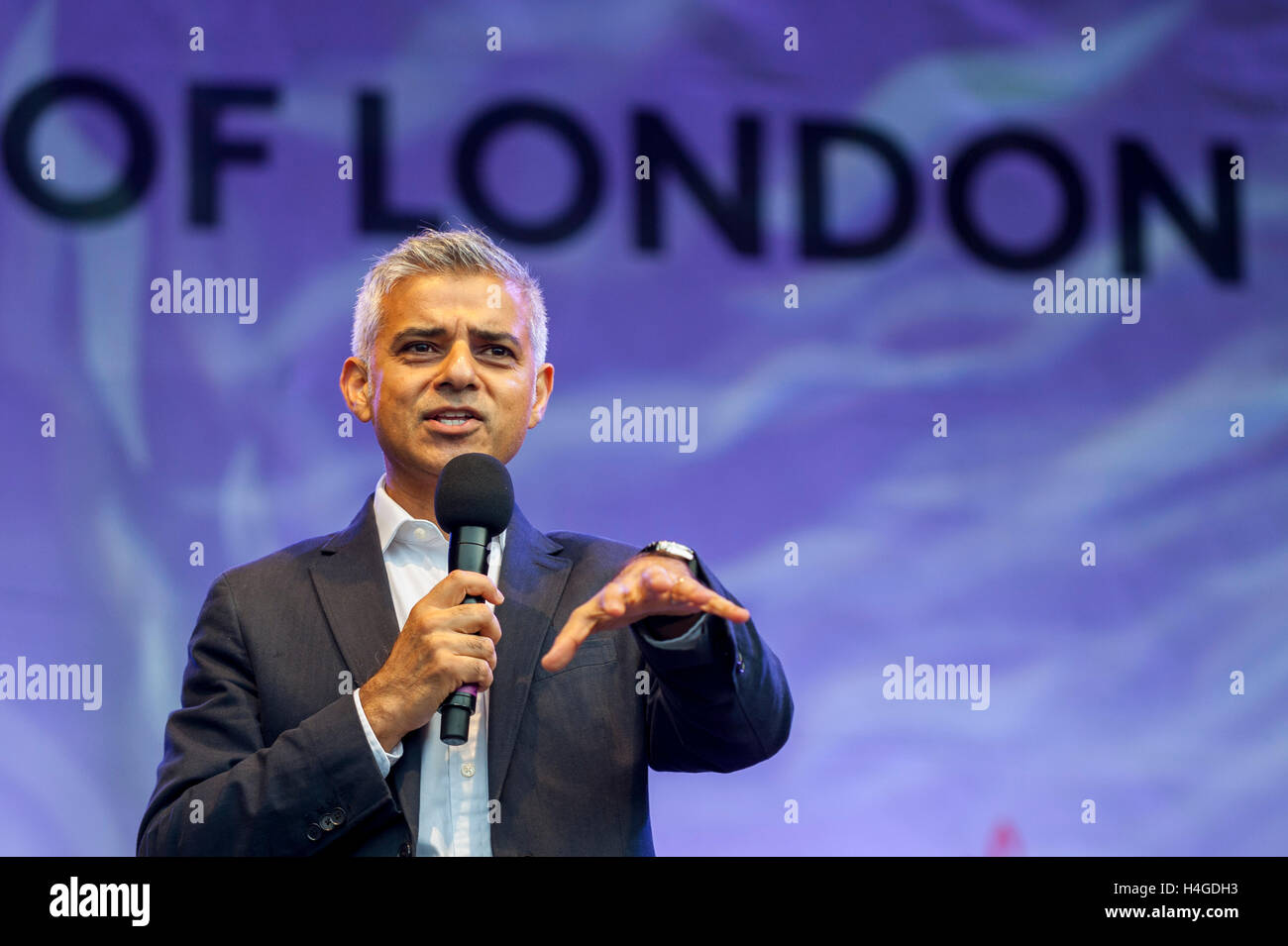 London, UK.  16. Oktober 2016.  Sadiq Khan, Bürgermeister von London, besucht die offizielle Eröffnungsfeier der jährlichen Diwali statt auf dem Trafalgar Square. Bildnachweis: Stephen Chung / Alamy Live News Stockfoto