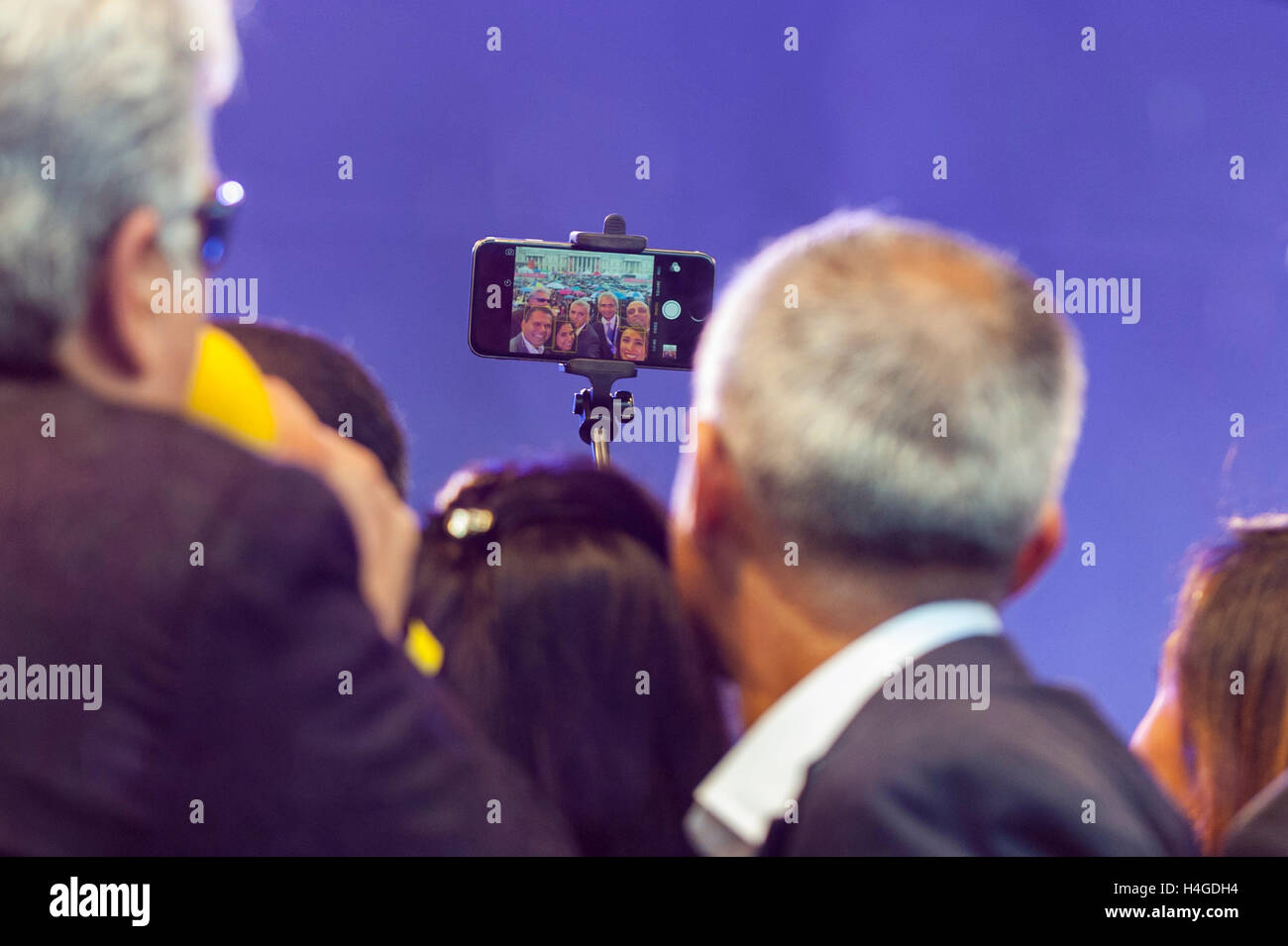 London, UK.  16. Oktober 2016.  Sadiq Khan, Bürgermeister von London, nimmt eine Gruppe Selfie bei der offiziellen Eröffnungsfeier von der jährlichen Diwali in Trafalgar Square stattfinden. Bildnachweis: Stephen Chung / Alamy Live News Stockfoto