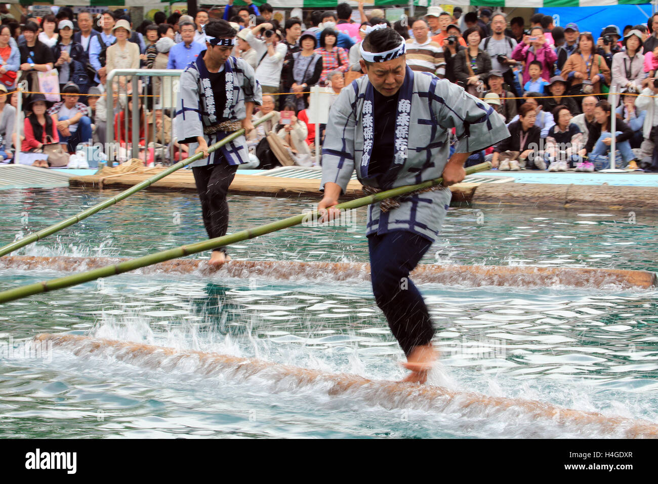 16. Oktober 2016, Tokyo, Japan - Flößer, Mitglieder der Kiba "Kakunori" Preservation Society, führen einen Stunt auf schwimmenden Kantholz Protokolle auf einem Festival in Tokio auf Sonntag, 16. Oktober 2016. Der Stunt wurde abgeleitet von Holzfäller tägliche Arbeit während der Edo-Zeit (1603-1868), wenn sie Flößen mit Feuer-Haken in ihren Händen stehend auf schwimmenden Protokolle gemacht.   (Foto von Yoshio Tsunoda/AFLO) LWX - Ytd- Stockfoto