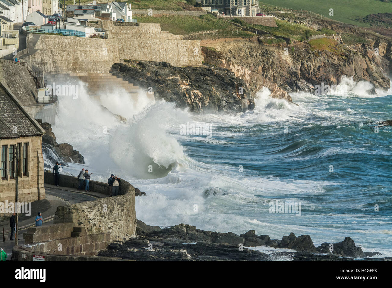 Porthleven, Cornwall, UK. 16. Oktober 2016. Großbritannien Wetter. Es gibt met Office alert Hochwasserwarnungen an der kornischen Küste mit sehr hohen Gezeiten bedrohen Küstenstädte. Bildnachweis: Simon Maycock/Alamy Live-Nachrichten Stockfoto